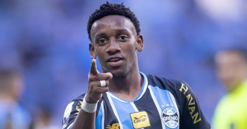 Franco Torgnascioli, arqueiro do Torque, celebra com entusiasmo a conquista diante do Grêmio
