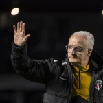 Artur comenta sobre os primeiros passos de Dorival Júnior no São Paulo e analisa sua estratégia em campo
