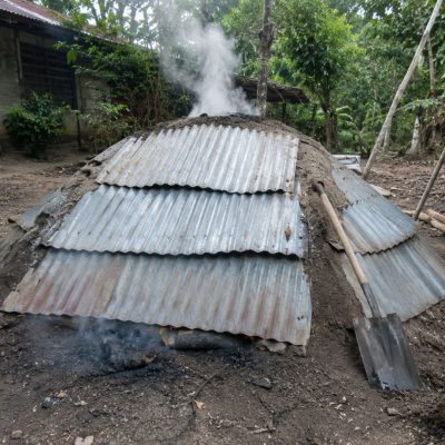 Produzindo carvão vegetal em casa: a arte do forno pugon com chapas galvanizadas e solo fino das Filipinas