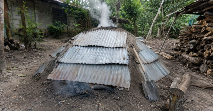 Produzindo carvão vegetal em casa: a arte do forno pugon com chapas galvanizadas e solo fino das Filipinas