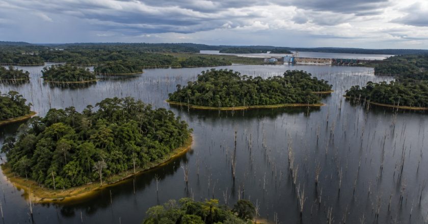 UHE Balbina no Amazonas: Alagamento de 2 mil km² cria ilhas de árvores mortas e potencializa emissão de gases superiores ao carvão