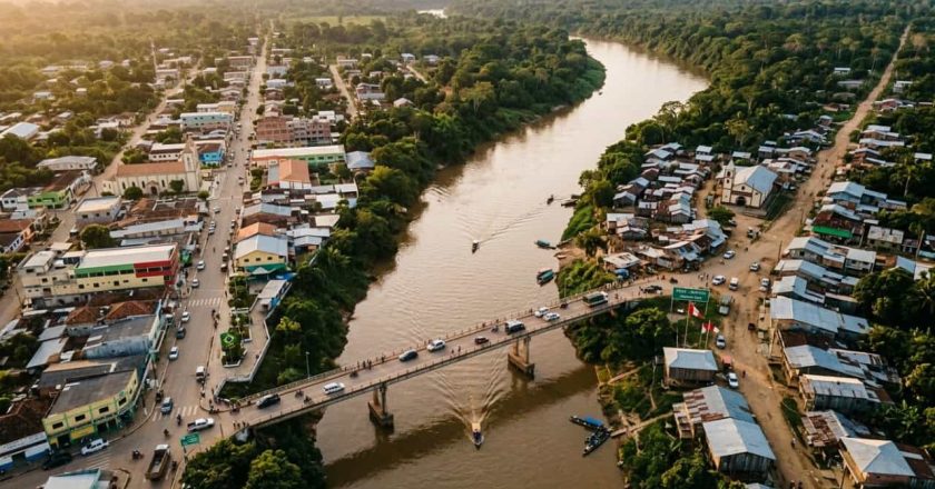 Duas gestões e normas divergentes marcam cotidiano de cidade na fronteira do Acre