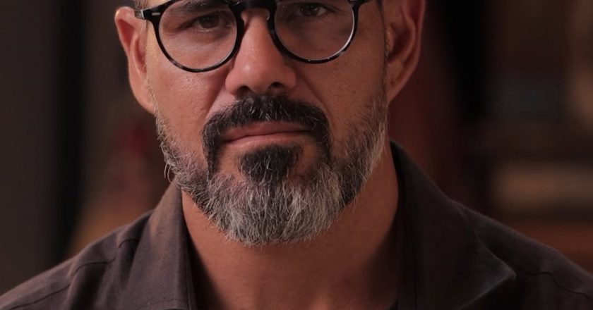 Juliano Cazarré expõe curso voltado para homens e provoca polêmica nas redes sociais