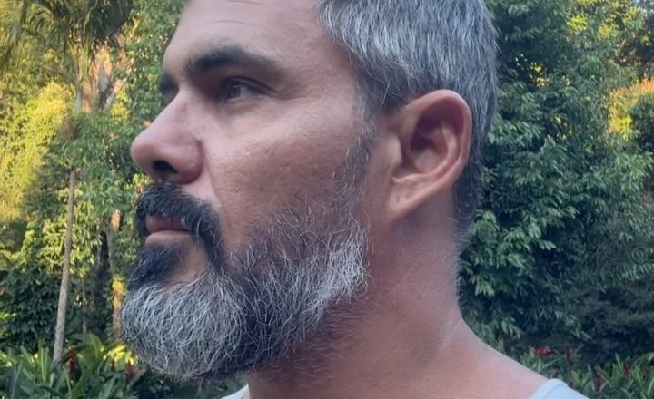 Juliano Cazarré provoca ao afirmar que mulheres são responsáveis por mais mortes de homens