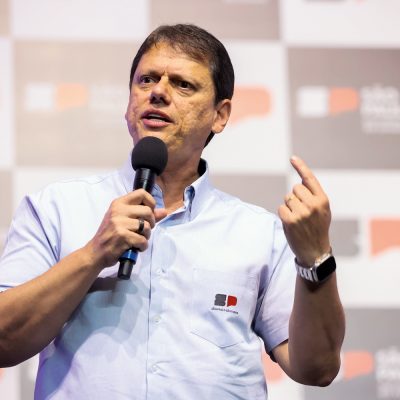 A dança das cadeiras entre os aliados da direita após declaração de Tarcísio sobre Flávio Bolsonaro