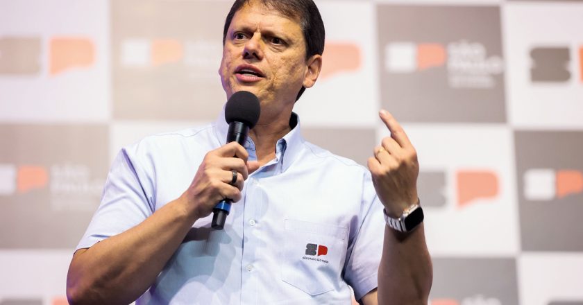 A dança das cadeiras entre os aliados da direita após declaração de Tarcísio sobre Flávio Bolsonaro