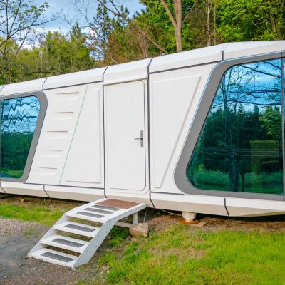 Descubra uma inovadora minicasa de aço e vidro, vinda da China, que se transformou em um Airbnb no interior, com teto retrátil para admirar as estrelas e cozinha equipada com fogão híbrido, além de tecnologia para iluminação, cortinas e climatização.