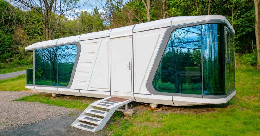 Descubra uma inovadora minicasa de aço e vidro, vinda da China, que se transformou em um Airbnb no interior, com teto retrátil para admirar as estrelas e cozinha equipada com fogão híbrido, além de tecnologia para iluminação, cortinas e climatização.