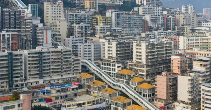 China apresenta a imponente escada rolante de quase um quilômetro nas montanhas de Wushan