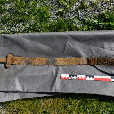 Garoto de 6 anos descobre espada viking de 1.300 anos em passeio escolar na Noruega