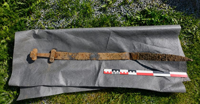 Garoto de 6 anos descobre espada viking de 1.300 anos em passeio escolar na Noruega