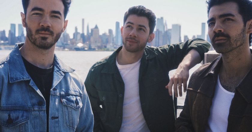 Tini brilha ao lado dos Jonas Brothers em Buenos Aires e gera expectativa para show em São Paulo