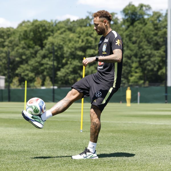 Finalmente: Neymar volta a treinar com jogadores da Seleção. Veja!