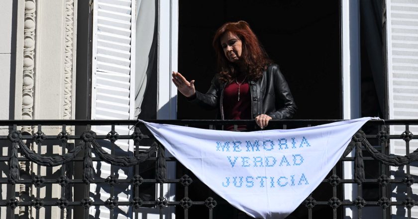Justiça da Argentina emite aviso a Cristina Kirchner e pondera sobre revisão de sua prisão domiciliar