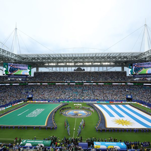 Descubra o motivo pelo qual as bandeiras da Arábia Saudita e do Iraque permanecem acima do gramado