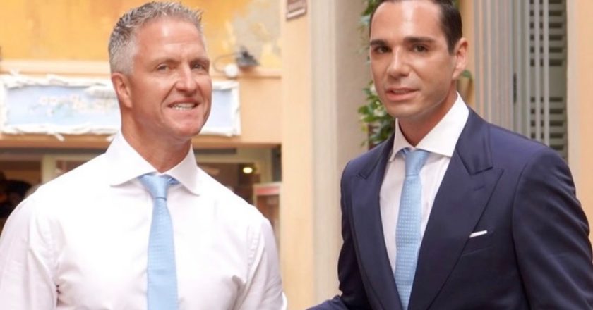 Irmão de Michael Schumacher celebra casamento com jovem empresário de 14 anos a menos