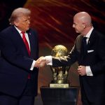 Infantino retratado como marionete de Trump em capa de periódico francês