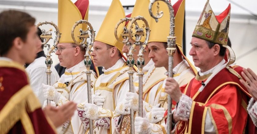 Grupo ultraconservador desafia novamente o Papa e recorre de decisão do Vaticano