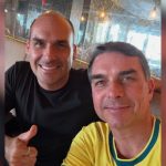 Demissão sugerida pela PF para Eduardo Bolsonaro e Green Card afetam estratégia de campanha de Flávio