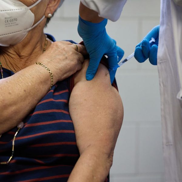 É seguro receber vacinas contra gripe e covid simultaneamente? Pesquisa com 2,5 milhões de adultos analisa a questão.