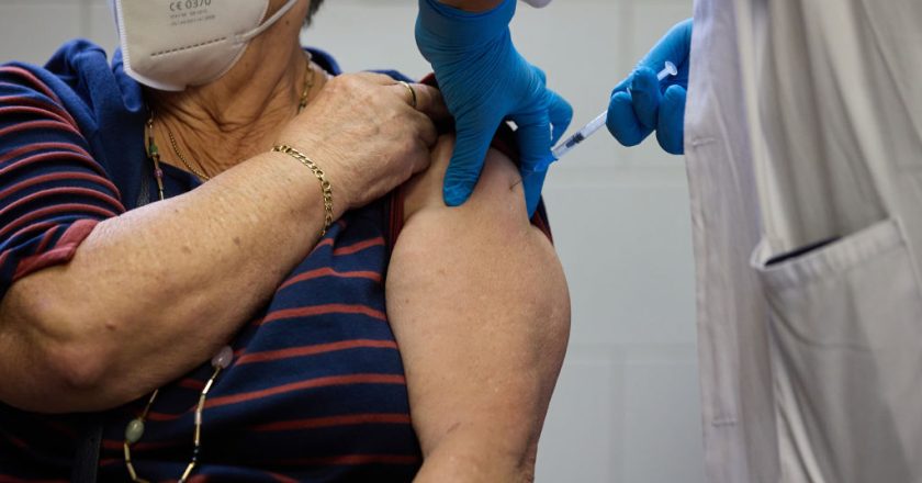 É seguro receber vacinas contra gripe e covid simultaneamente? Pesquisa com 2,5 milhões de adultos analisa a questão.