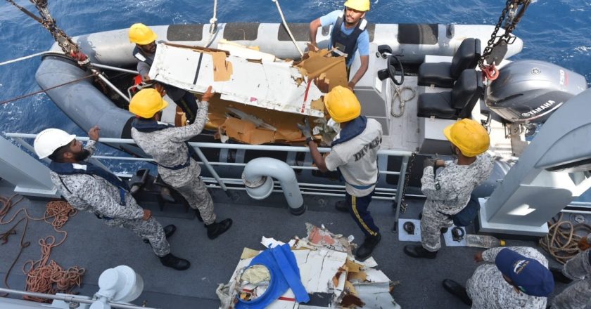 Destroços de Boeing 737 são encontrados no Mar da Arábia enquanto busca por tripulantes continua