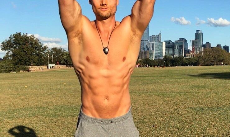 Morte enigmática de influenciador fitness choca durante viagem à Tailândia