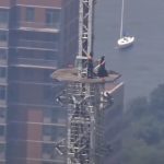 Casal se declara em grande estilo: pedido de casamento no topo do Empire State durante protesto