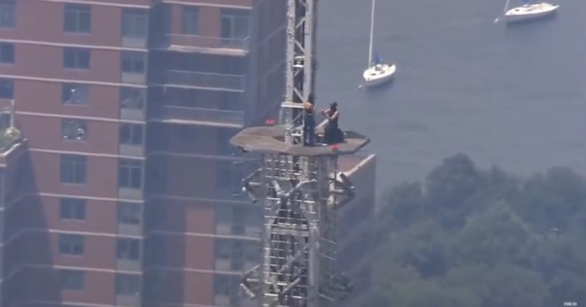 Casal se declara em grande estilo: pedido de casamento no topo do Empire State durante protesto