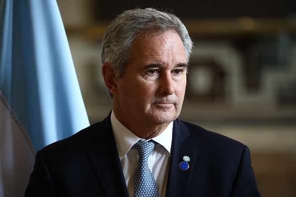 Chanceler da Argentina destaca apoio de Milei a Bolsonaro, mas apela à calma nas relações com o Brasil