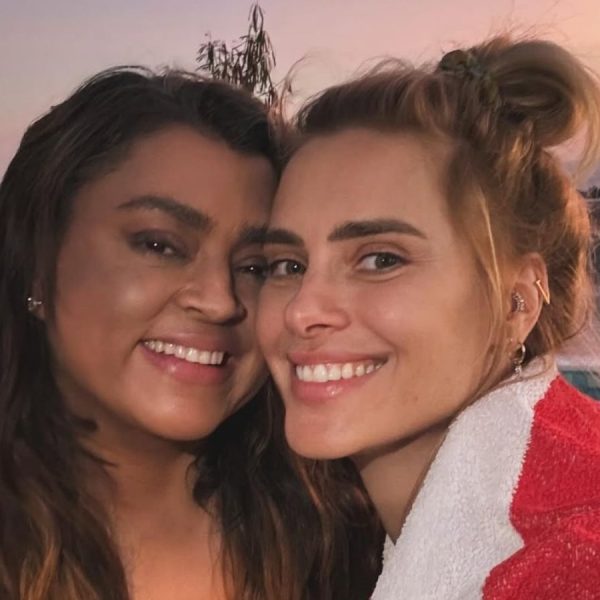 Carolina Dieckmann revela por que evita falar sobre Preta Gil: “Desafiador
