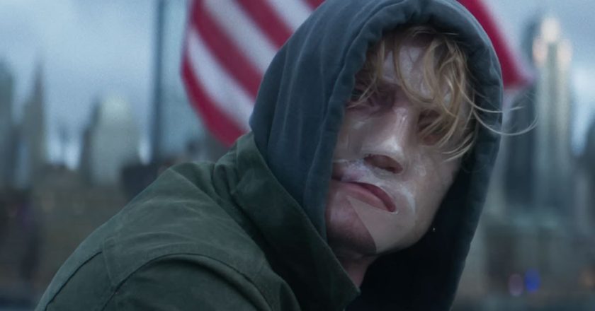 Novo trailer revela detalhes de Cara de Barro, a estreia do terror na DC