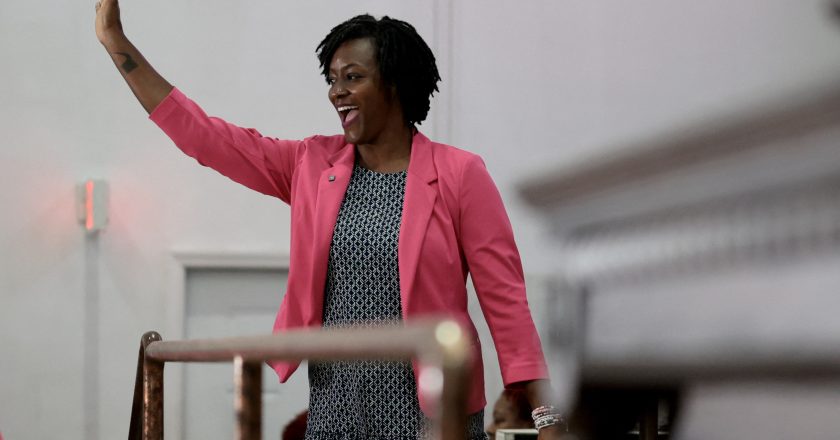 Socialista conquista vitória surpreendente nas primárias para o Senado na Flórida
