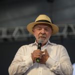Lula e o chapéu na urna: o que dizem as regras do TSE?