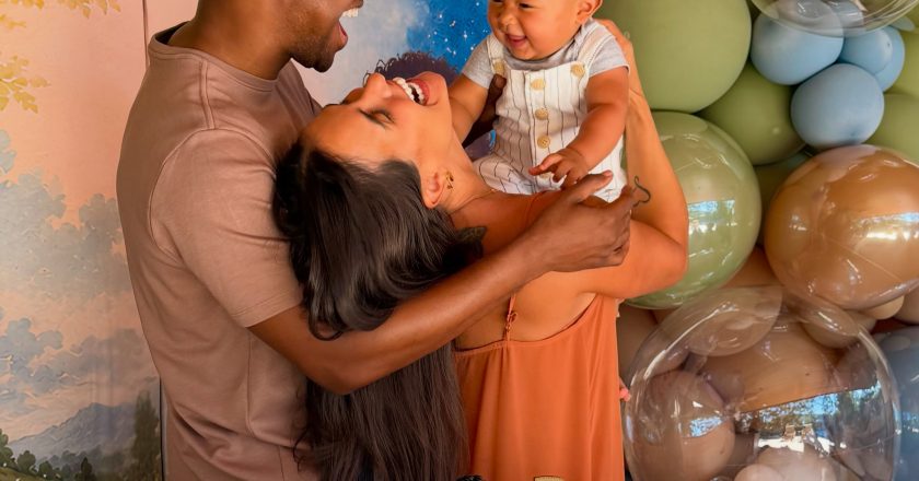 Thiaguinho e Carol Peixinho homenageiam 11 meses de Bento com uma festa literária encantadora