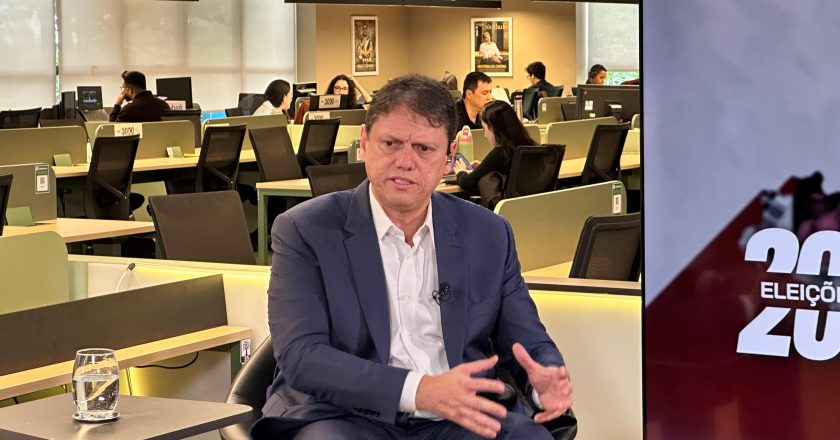 Tarcísio defende Flávio, mas exige esclarecimentos sobre o caso Master
