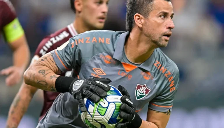 Fábio brilha com defesa espetacular e garante classificação do Fluminense na Libertadores