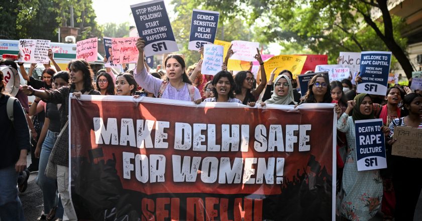 Universidades indianas se mobilizam em protesto contra onda de estupros em série