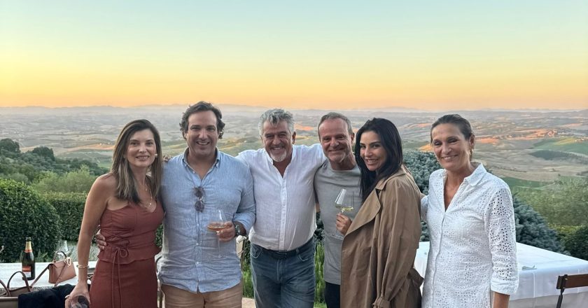 Cíntia Chagas e Rubens Barrichello compartilham cliques românticos após oficializarem relacionamento