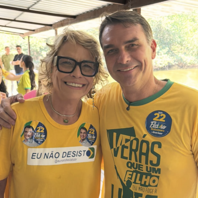 A mãe de Flávio Bolsonaro expressa suas emoções após a ida do filho para os EUA