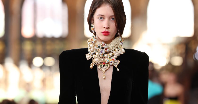 Filha de Nicole Kidman responde a polêmicas sobre privilégios familiares após destaque na Vogue