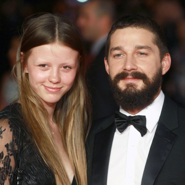 Mia Goth solicita separação de Shia LaBeouf após relação conturbada