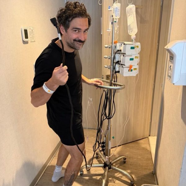 Alfonso Herrera, do RBD, se recupera de cirurgia no joelho e compartilha momentos no hospital