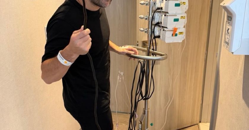 Alfonso Herrera, do RBD, se recupera de cirurgia no joelho e compartilha momentos no hospital